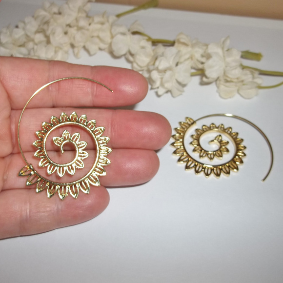 CLEARANCE! PRICE IS FIRM! Gold Huggie Hoop Earring Spiral Tribal Edgy 4718 - Picture 7 of 8